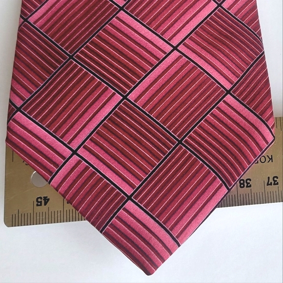 A Sharp Looking Purplish Pink Red Toned Tie Size (OS) - Picture 2 of 4